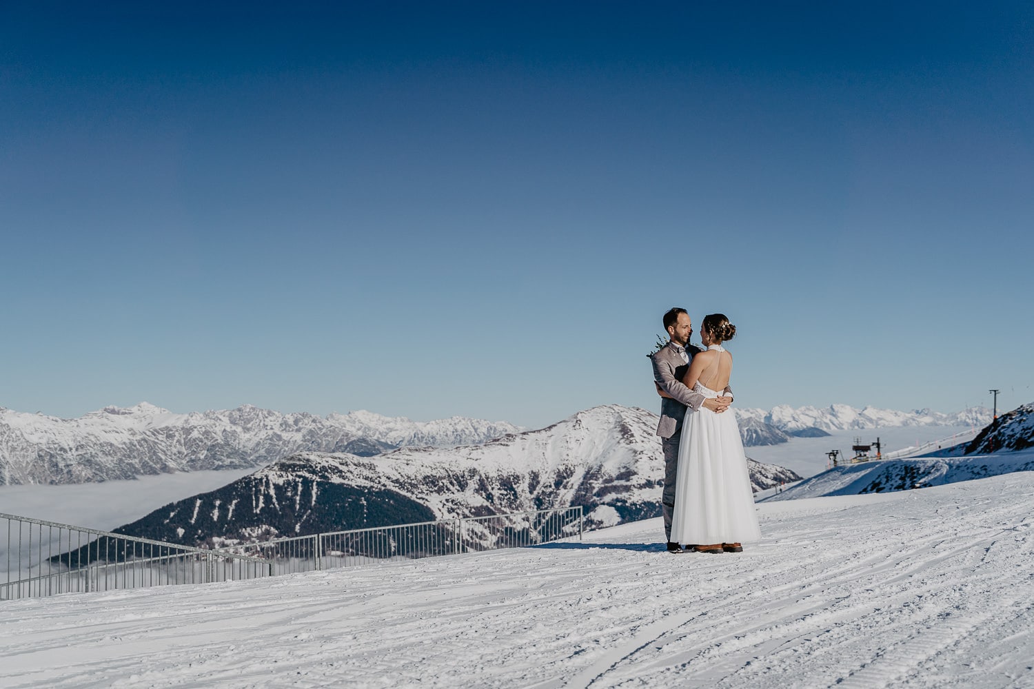 Hochzeitsfotograf Tirol Winterhochzeit Ski Elopement Serfaus Hochzeit Crystal Cube 12