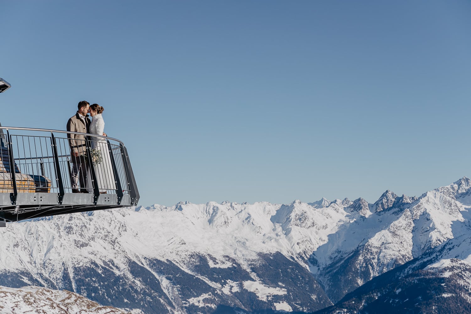 Hochzeitsfotograf Tirol Winterhochzeit Ski Elopement Serfaus Hochzeit Crystal Cube 35